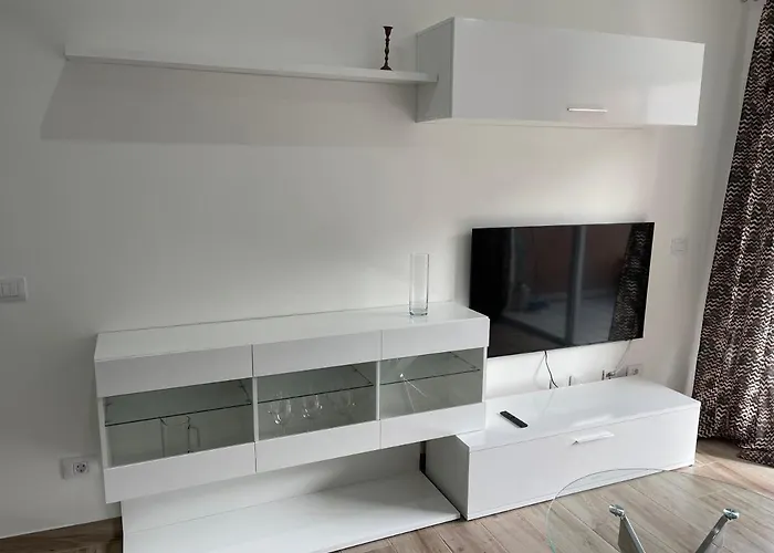 Neue Terrassenwohnung Mit Pool